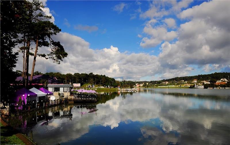 Xuan huong lake- centre of the city